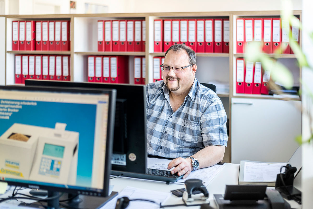 Büromitarbeiter am Computer