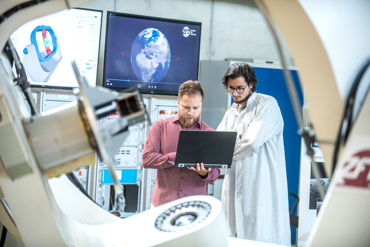 Zwei Wissenschaftler am Laptop im Zentrum für Telematik