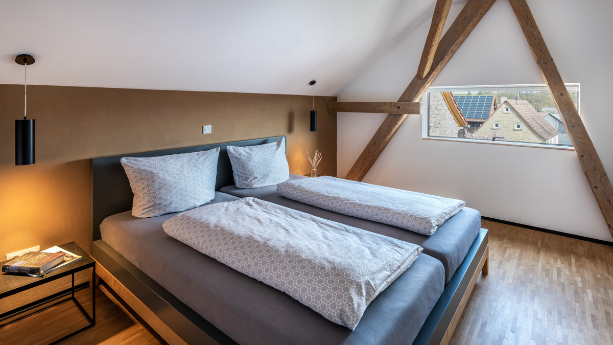 Schlafzimmer in Ferienwohnung im ausgebauten Dachgeschoss