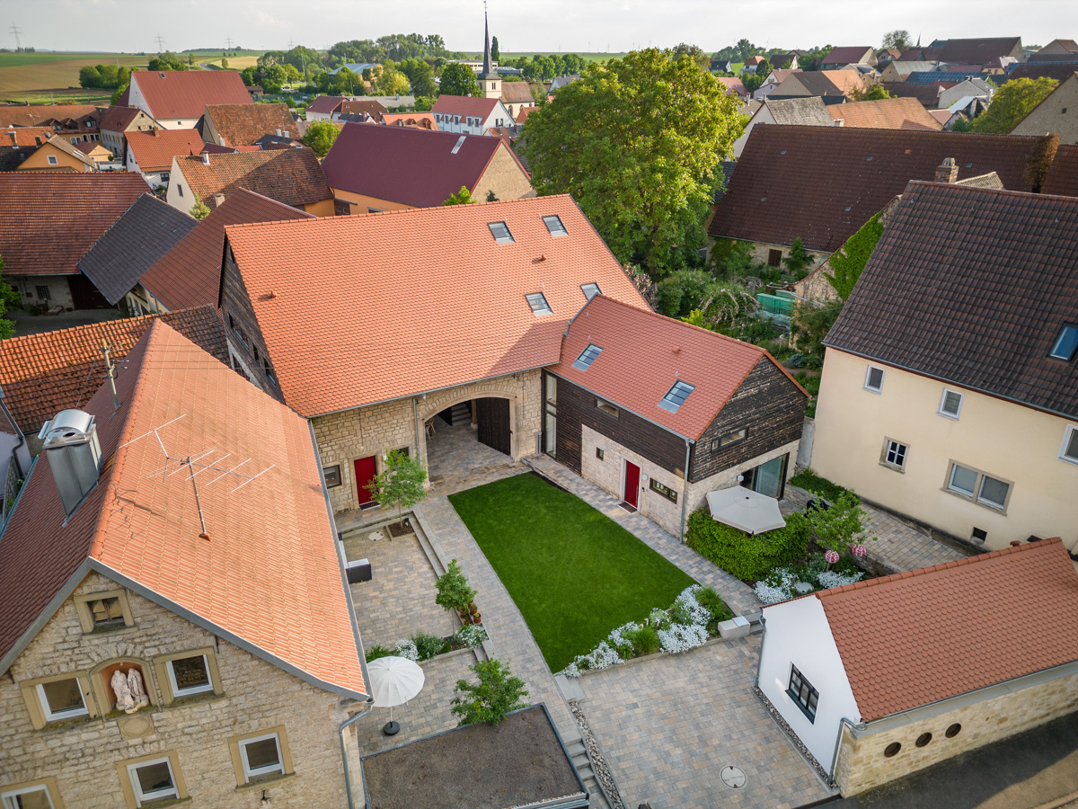 Luftaufnahme von Bauernhof, der zu Ferienwohnungen umgebaut wurde