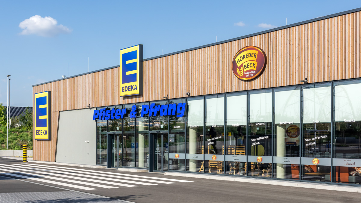 Fassade eines Supermarktes am Eingang