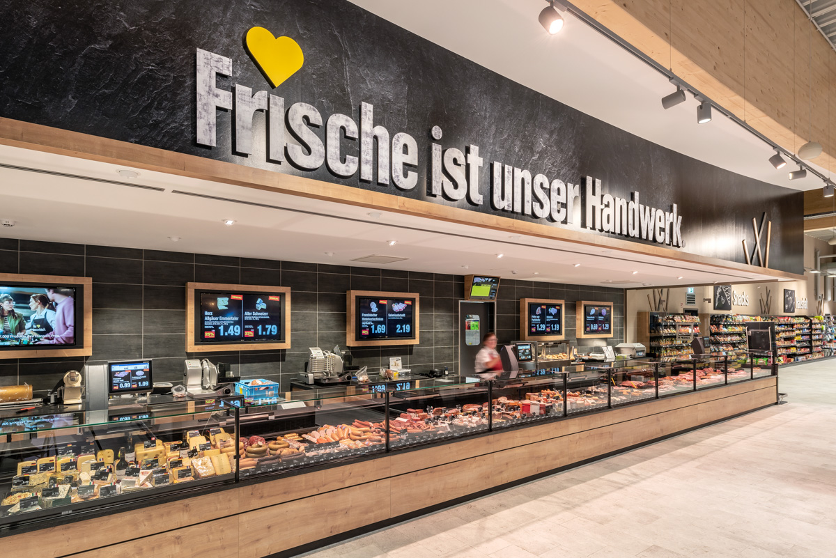 Fleischtheke und Käsetheke im Supermarkt