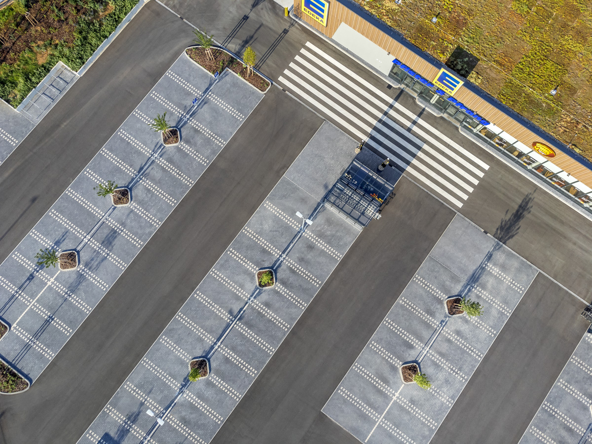 Senkrechter Blick auf die Parkplätze eines Supermarktes