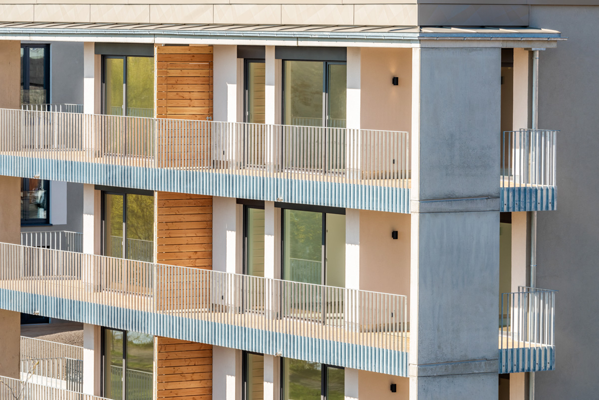 Detail von Balkonen an einem Neubau im Sonnenuntergang