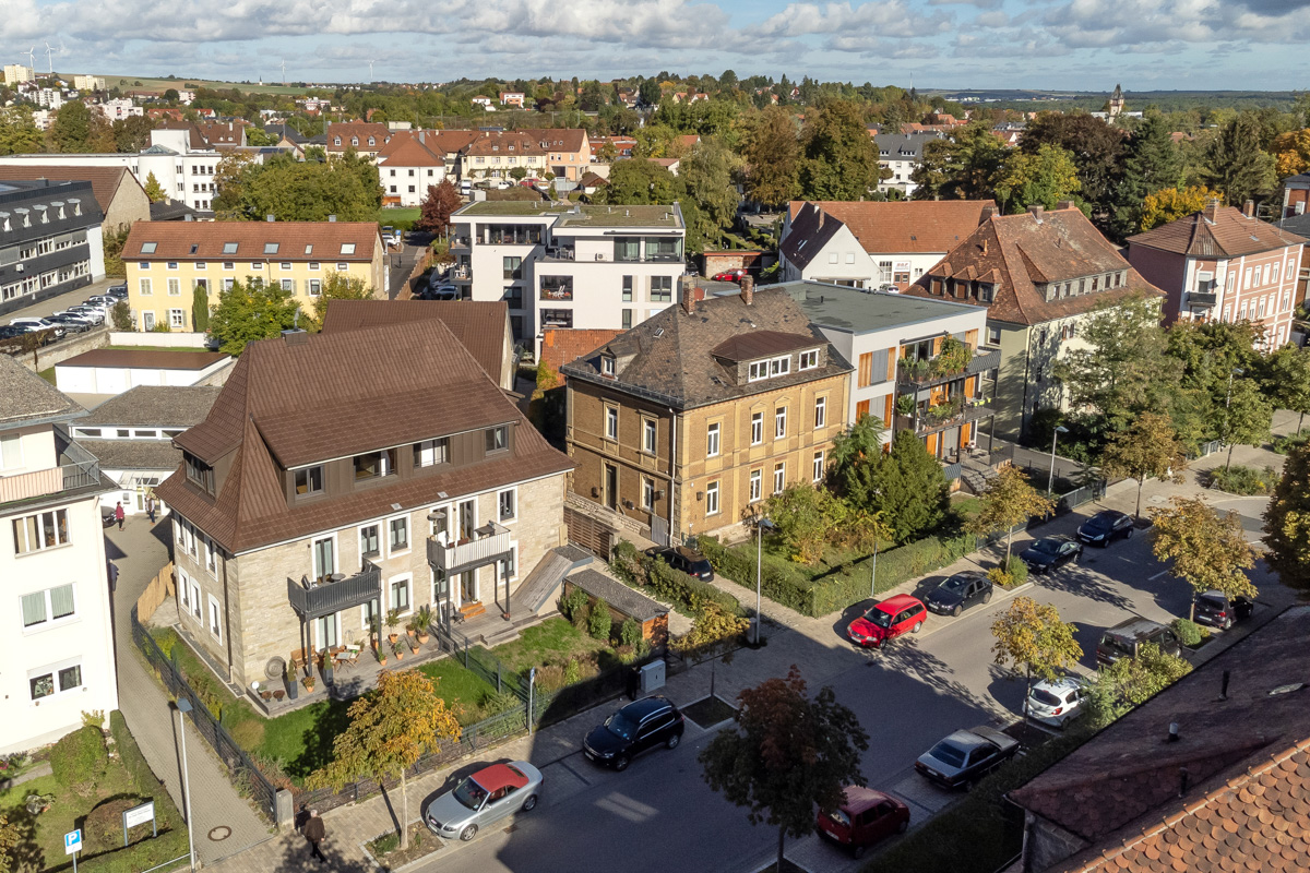 Drohnenaufnahme eines Wohnbau- Ensembles aus Alt- und Neubauten im Stadtraum